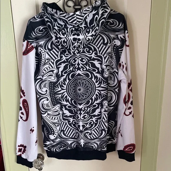 Bold King of Hearts Graphic Sweatshirt - Picture 2 of 6